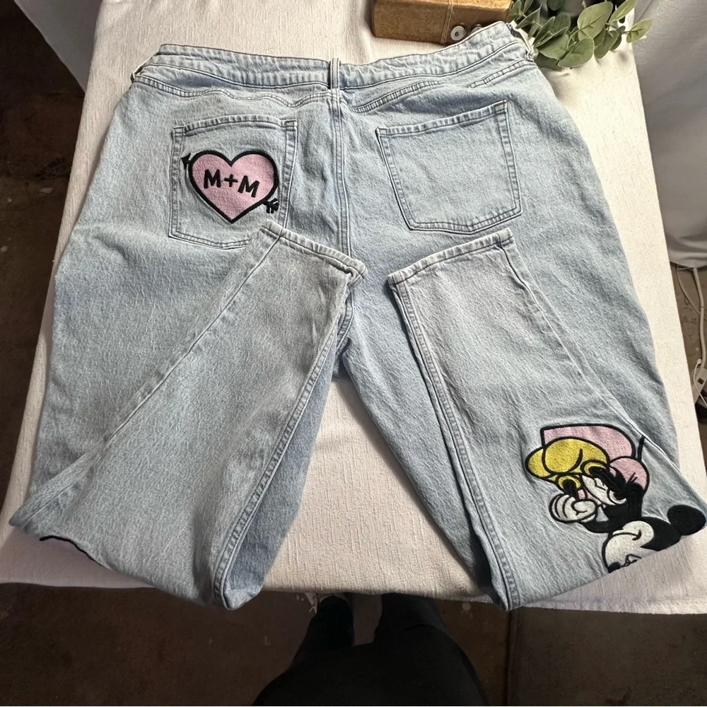 Her Universe Disney Light Blue Mom Jeans with Mickey & Minnie Heart Design Sz 22 - Picture 7 of 14